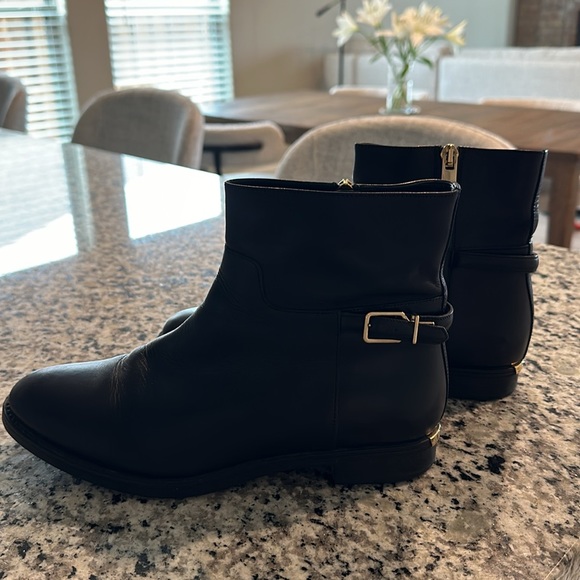 Burberry Ankle Boot w/Zip - Picture 3 of 6